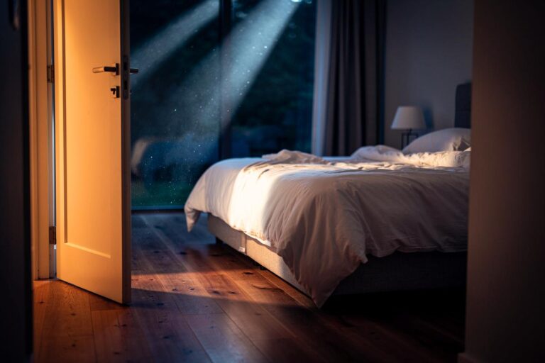 Coraz więcej osób przesuwa łóżka w stronę drzwi – eksperci od wnętrz wyjaśniają dlaczego