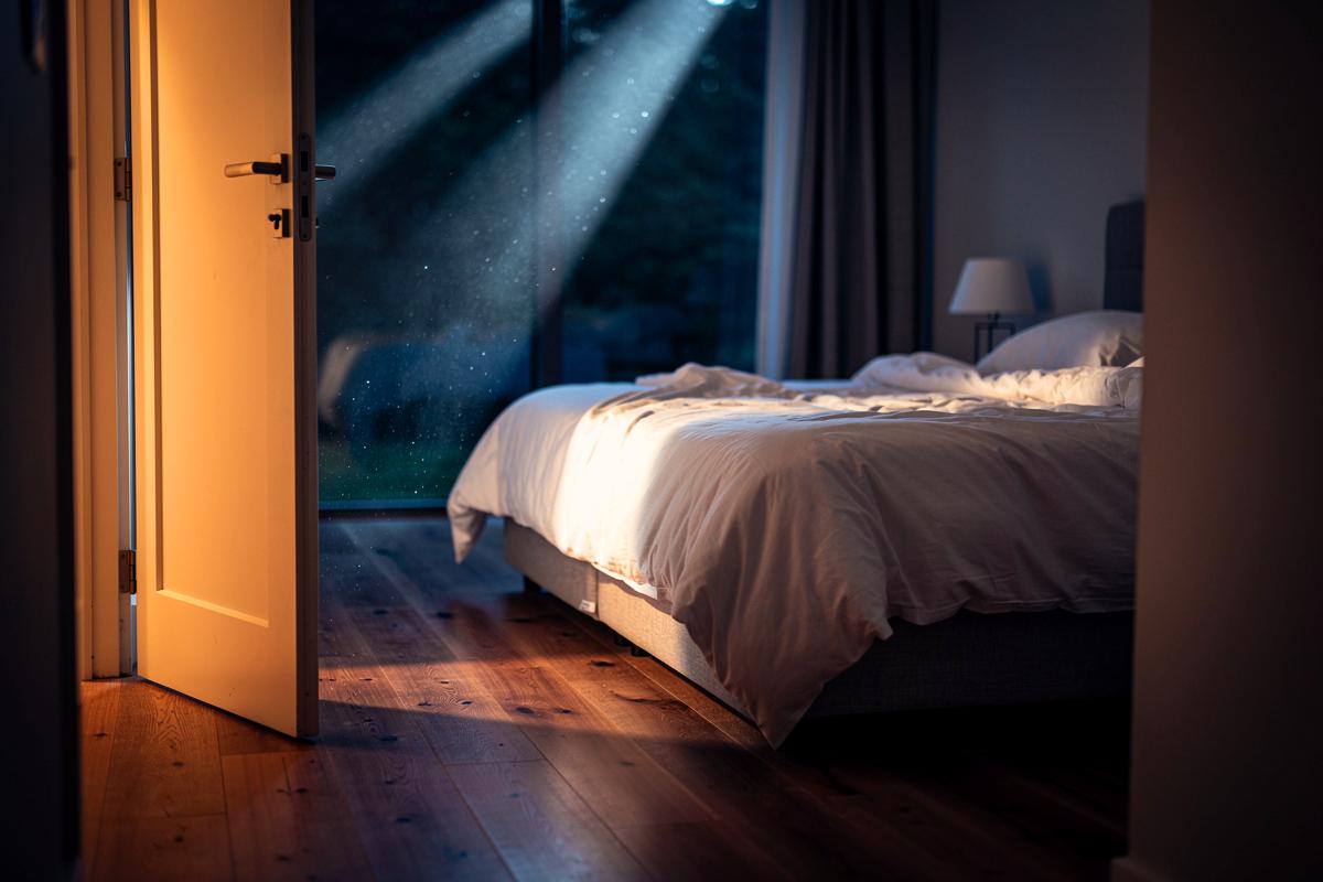 Coraz więcej osób przesuwa łóżka w stronę drzwi – eksperci od wnętrz wyjaśniają dlaczego